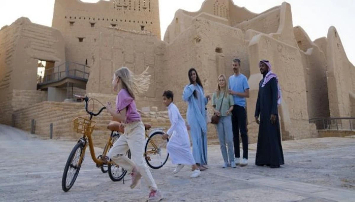 ماذا يحدث حين تقرر دولة تعيش على النفط أن تبيع شيئا آخر للعالم؟