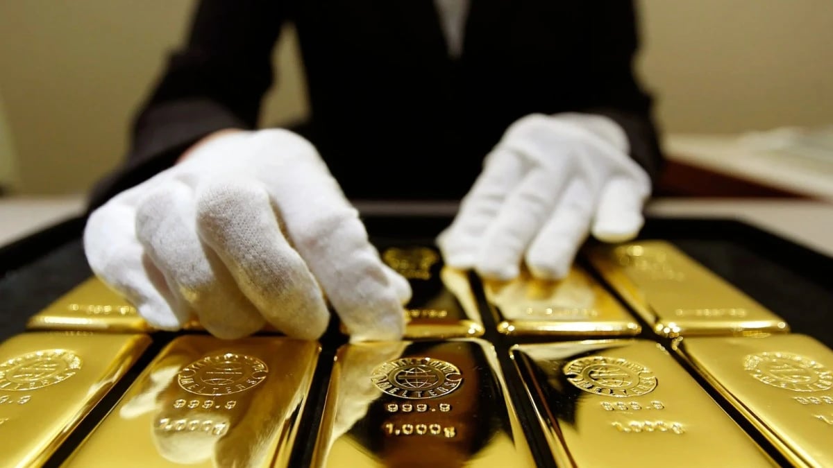 الذهب يتراجع بعد ضربات أمريكية استهدفت مواقع إيرانية قرب هرمز