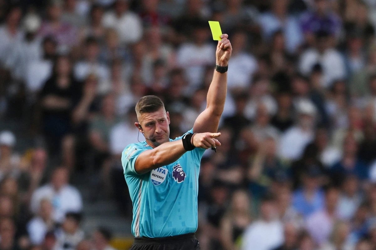 الدوري الإنجليزي يدخل مرحلة "الحكم المحترف" رسميا