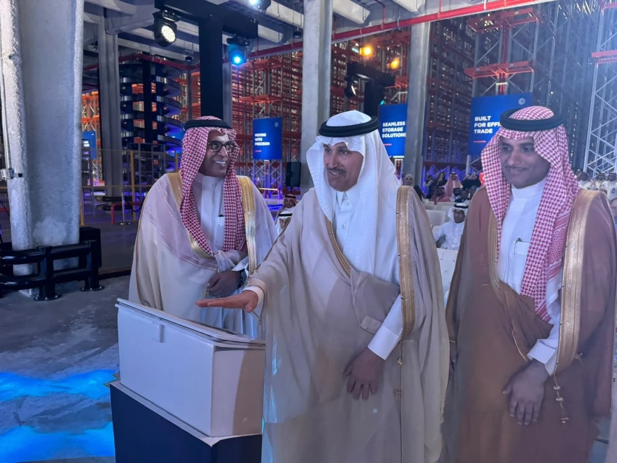 السعودية تطلق أكبر منطقة لتفويج الشاحنات في العالم بميناء جدة