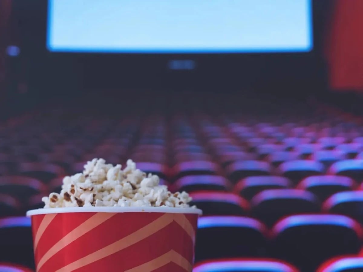 هل تتحول دور السينما السعودية إلى مدرجات للمباريات الكبرى؟