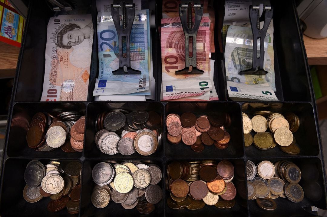 الدولار يهبط والاسترليني عند أعلى مستوى في 15 شهرا 