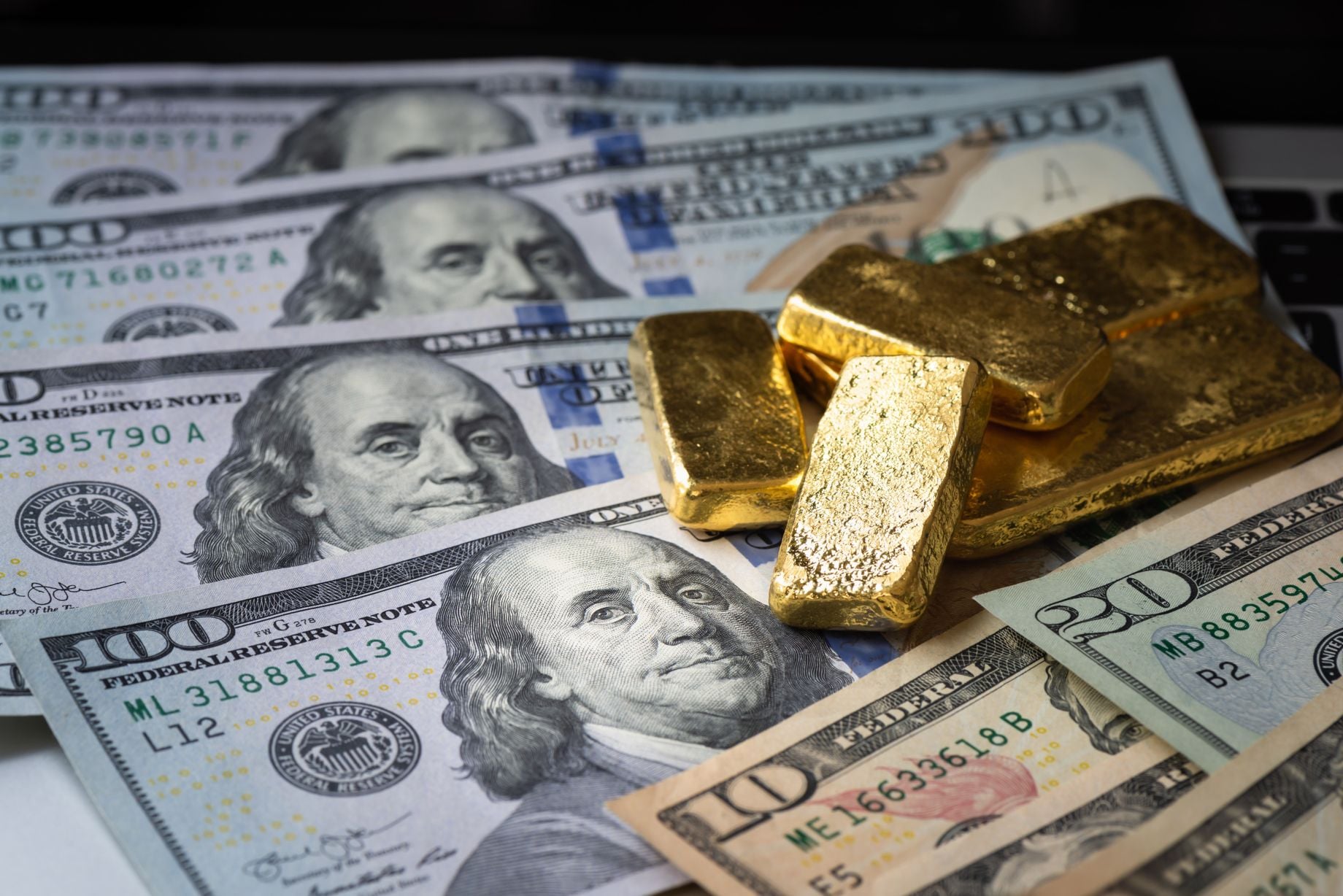بيانات الوظائف الأمريكية تنعش الذهب والدولار يتراجع 0.5%