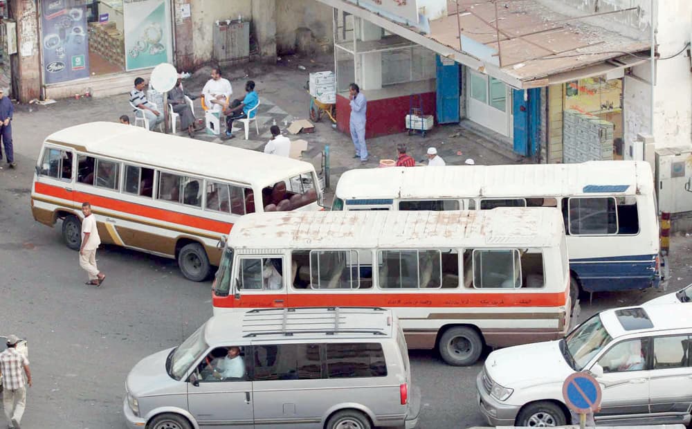 حافلات «خط البلدة».. متهالكة وصامدة أمام مراحل التطوير