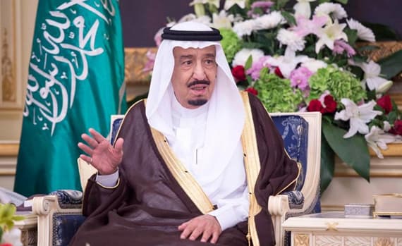 الملك يستقبل في جدة الأمراء والمسؤولين والمواطنين