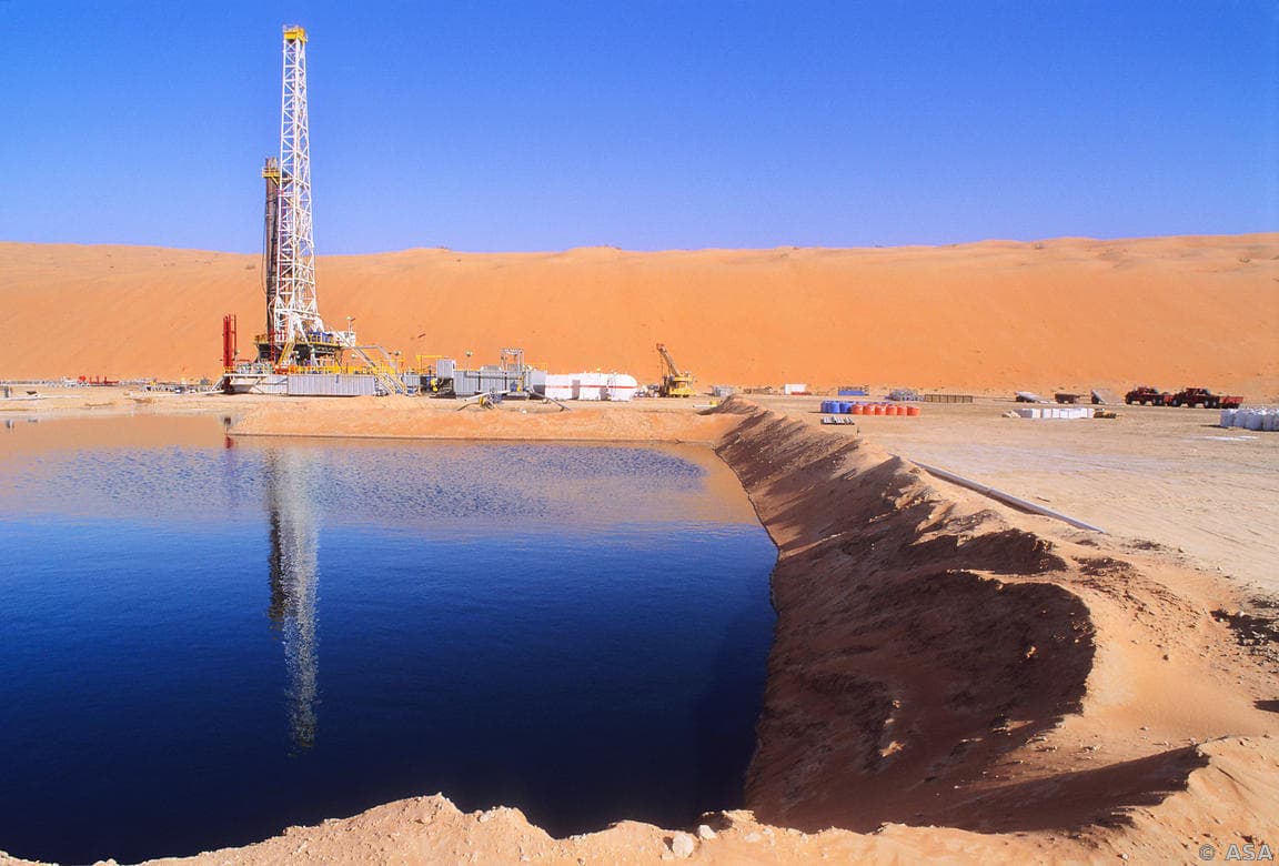 النفط يقفز بدعم تعطيلات الإنتاج في كندا ونيجيريا