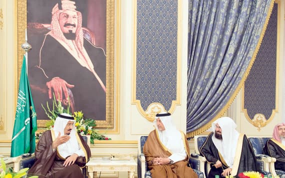 خادم الحرمين يستقبل الأمراء والعلماء وجموعا من المواطنين