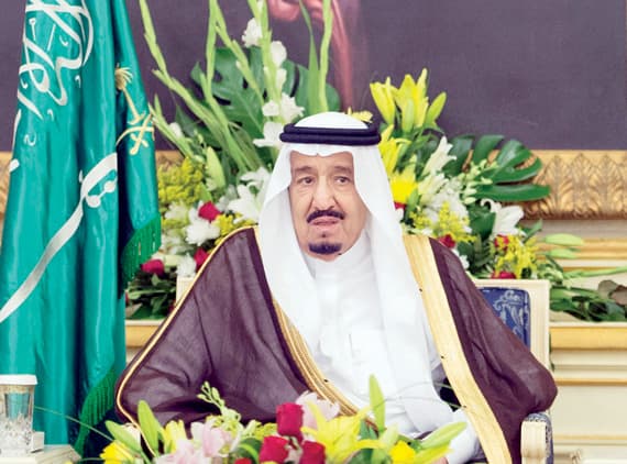 خادم الحرمين يستقبل الأمراء والعلماء وجموعا من المواطنين