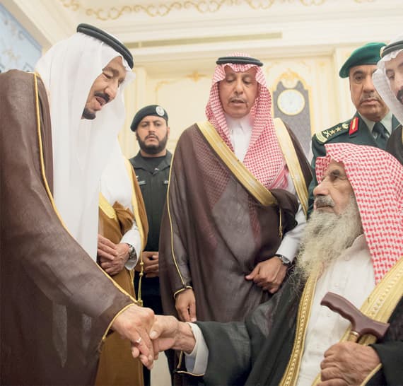 خادم الحرمين يستقبل الأمراء والعلماء وجموعا من المواطنين