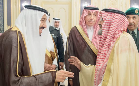 خادم الحرمين يستقبل الأمراء والعلماء وجموعا من المواطنين