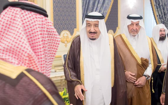 خادم الحرمين يستقبل الأمراء والعلماء وجموعا من المواطنين
