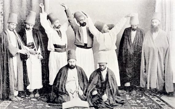 الدراويش يرقصون حول طبول الصوفية.. جبّة ومسبحة وعكاز