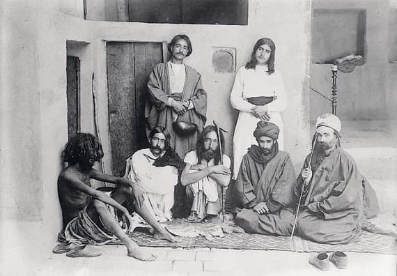 الدراويش يرقصون حول طبول الصوفية.. جبّة ومسبحة وعكاز