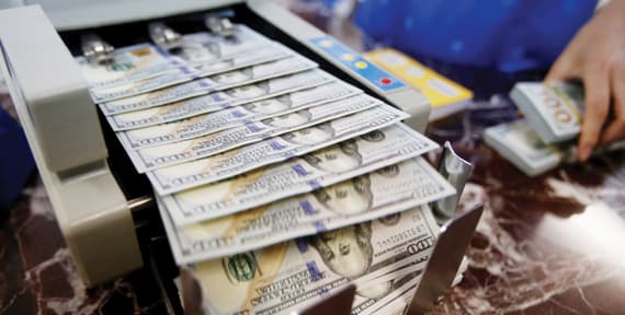 الدولار الأمريكي في خطر .. فوز ترامب قد يهبط بقيمته 20 %