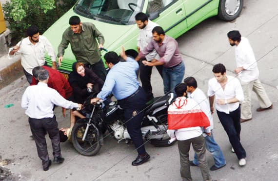الإيرانيون متذمرون ويتحينون الفرصة للانقضاض على النظام