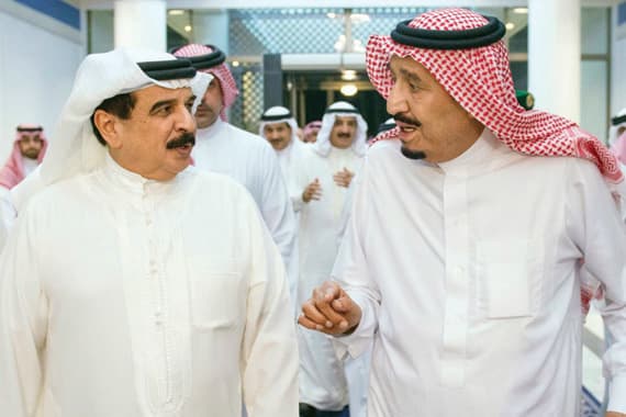 خادم الحرمين وملك البحرين يستعرضان العلاقات الأخوية والموضوعات ذات الاهتمام المشترك