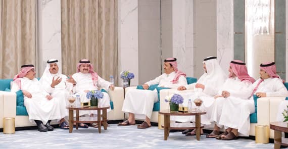 خادم الحرمين وملك البحرين يستعرضان العلاقات الأخوية والموضوعات ذات الاهتمام المشترك