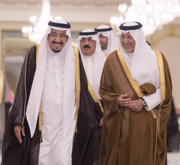 الملك يستقبل الأمراء والعلماء والمسؤولين والمواطنين