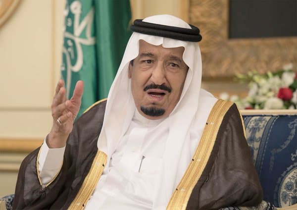 الملك يستقبل الأمراء والعلماء والمسؤولين والمواطنين