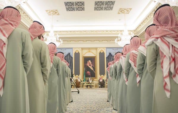 الملك يستقبل الأمراء والعلماء والمسؤولين والمواطنين