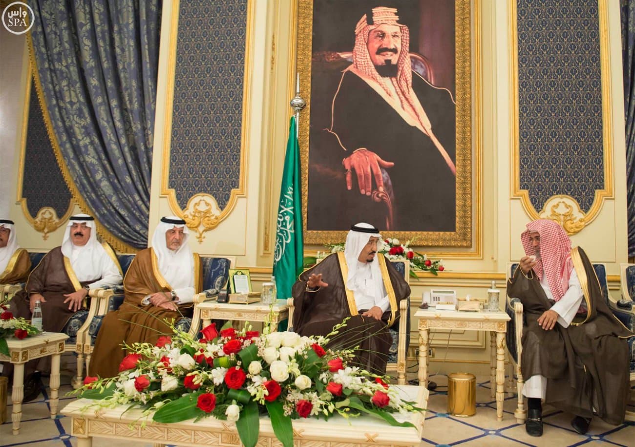 الملك يستقبل الأمراء والعلماء والمسؤولين والمواطنين