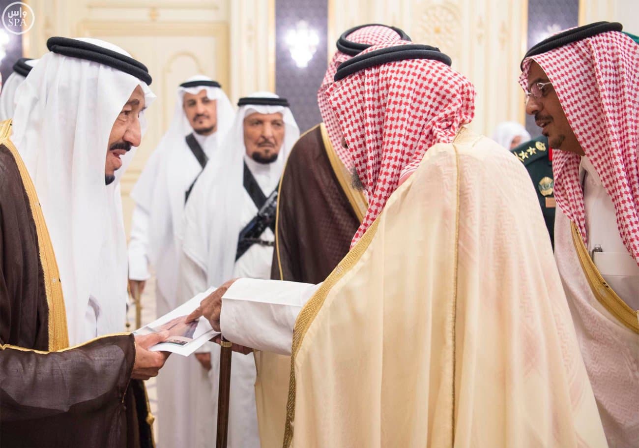 الملك يستقبل الأمراء والعلماء والمسؤولين والمواطنين