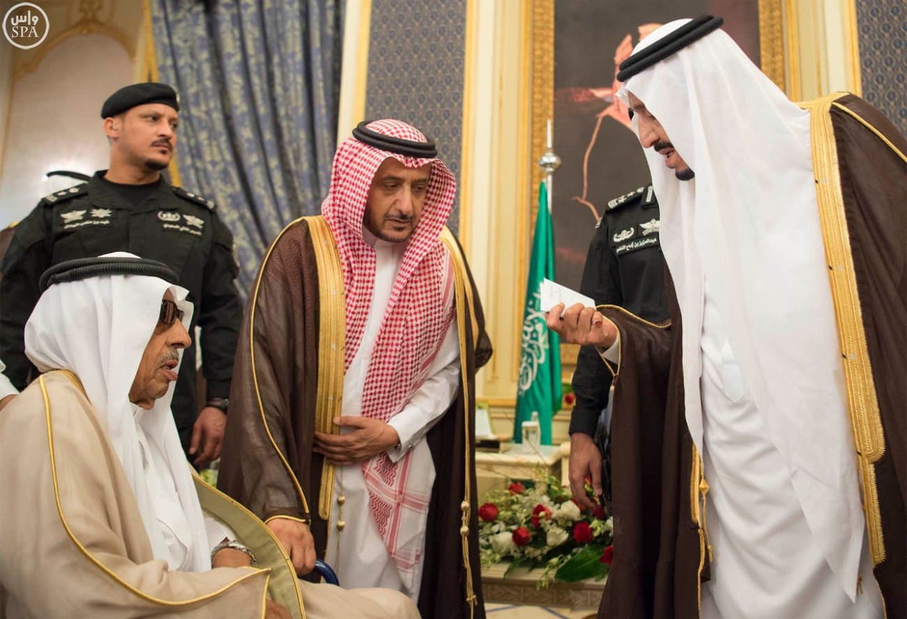الملك يستقبل الأمراء والعلماء والمسؤولين والمواطنين