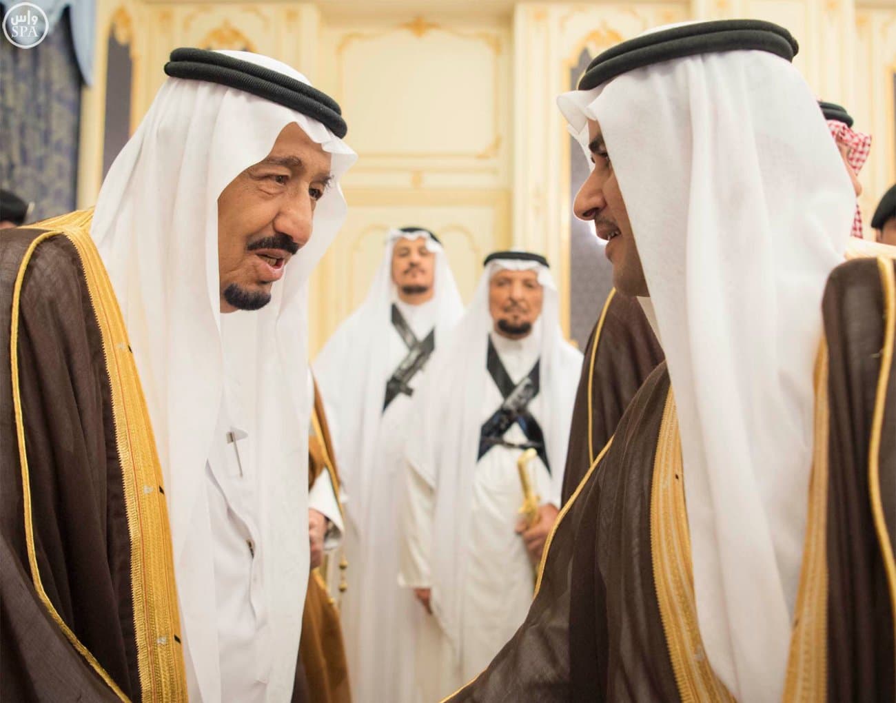 الملك يستقبل الأمراء والعلماء والمسؤولين والمواطنين