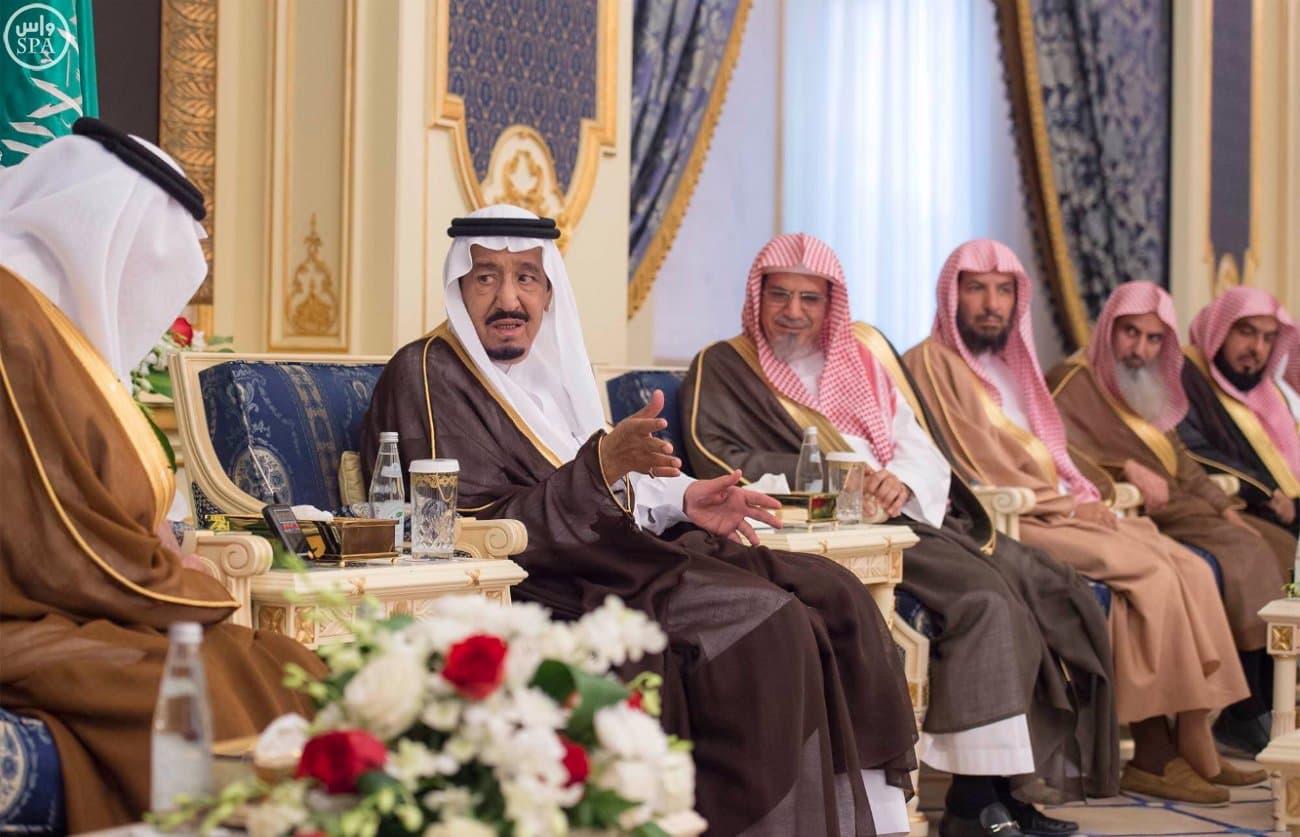 الملك يستقبل الأمراء والعلماء والمسؤولين والمواطنين