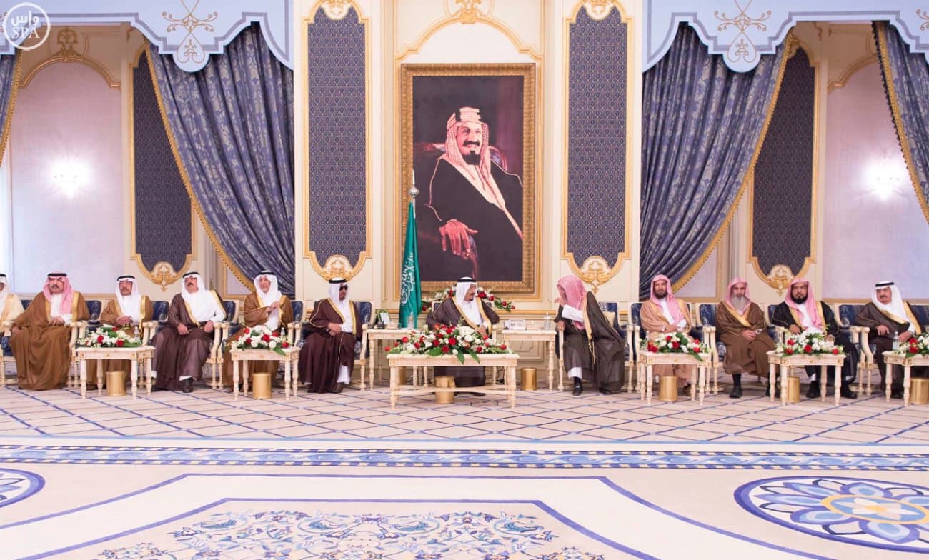 الملك يستقبل الأمراء والعلماء والمسؤولين والمواطنين