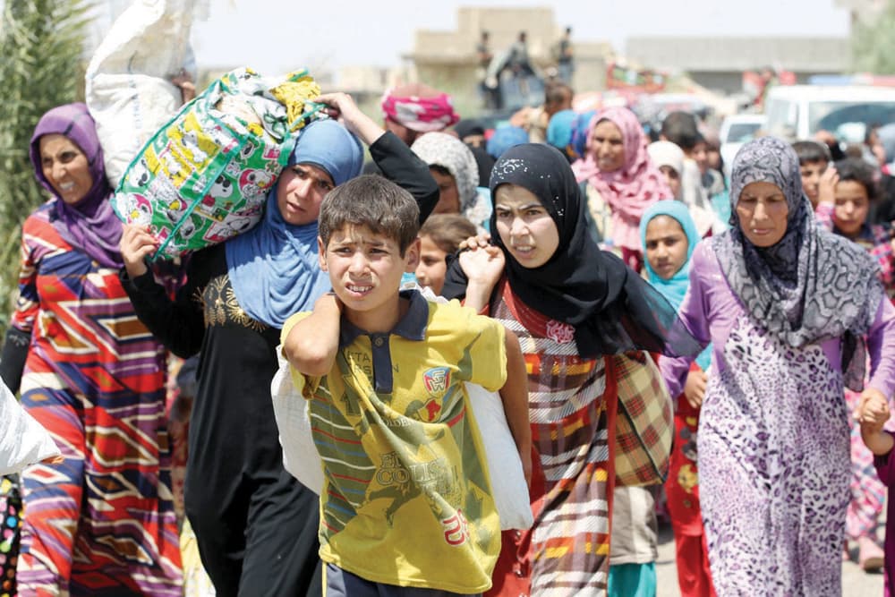 عراقيون يهربون من القتال الدائر في الفلوجة