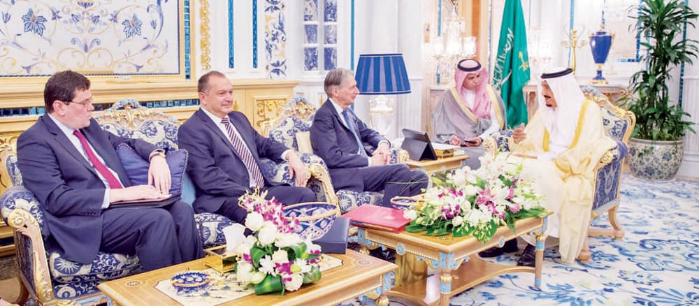 خادم الحرمين يستعرض تطورات أحداث المنطقة مع وزير الخارجية البريطاني