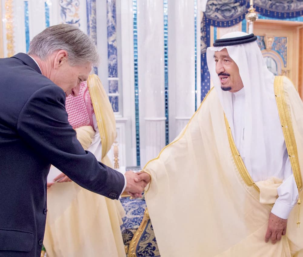 خادم الحرمين يستعرض تطورات أحداث المنطقة مع وزير الخارجية البريطاني