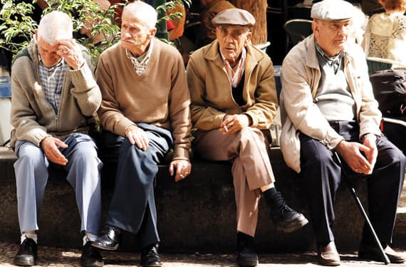 متقاعدون أفنوا سنوات طويلة من أعمارهم في مواقع العمل والآن يواجهون خطر تآكل معاشاتهم التقاعدية بسبب تراجع أسعار الفائدة التي انخفضت إلى مستويات قياسية.