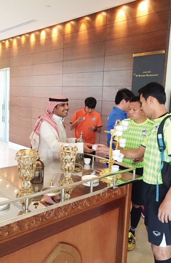 لاعبو المنتخب التايلاندي يرتشفون القهوة العربية في مقر إقامتهم قبل التوجه للتدريب. تصوير: نايف الثقيل ـ "الاقتصادية"