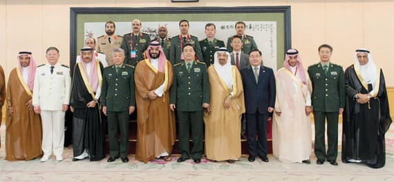 ولي ولي العهد خلال لقائه وزير الدفاع الصيني أمس. تصوير: بندرالجلعود - "الاقتصادية"