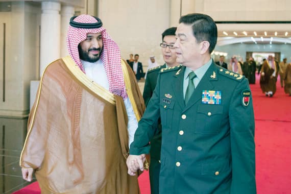 الأمير محمد بن سلمان ووان تشيوان أثناء اللقاء في مقر وزارة الدفاع الصينية.