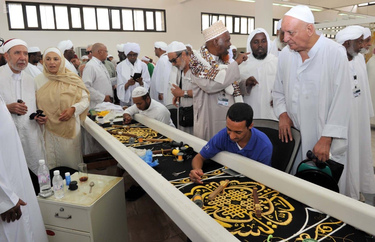 كسوة الكعبة المشرفة تتزين بالزخارف الإسلامية المطرزة بخيوط الذهب والفضة