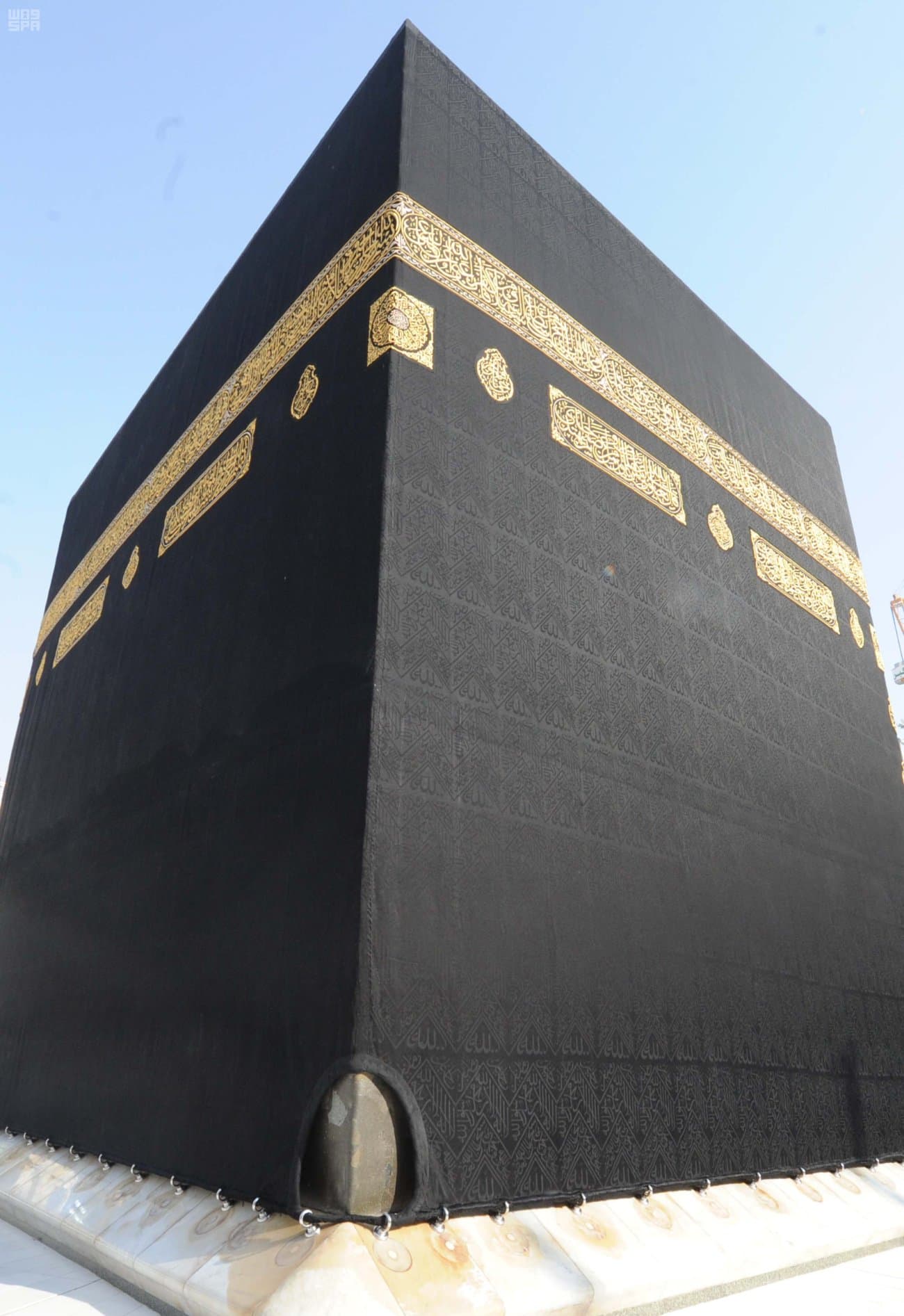 كسوة الكعبة المشرفة تتزين بالزخارف الإسلامية المطرزة بخيوط الذهب والفضة