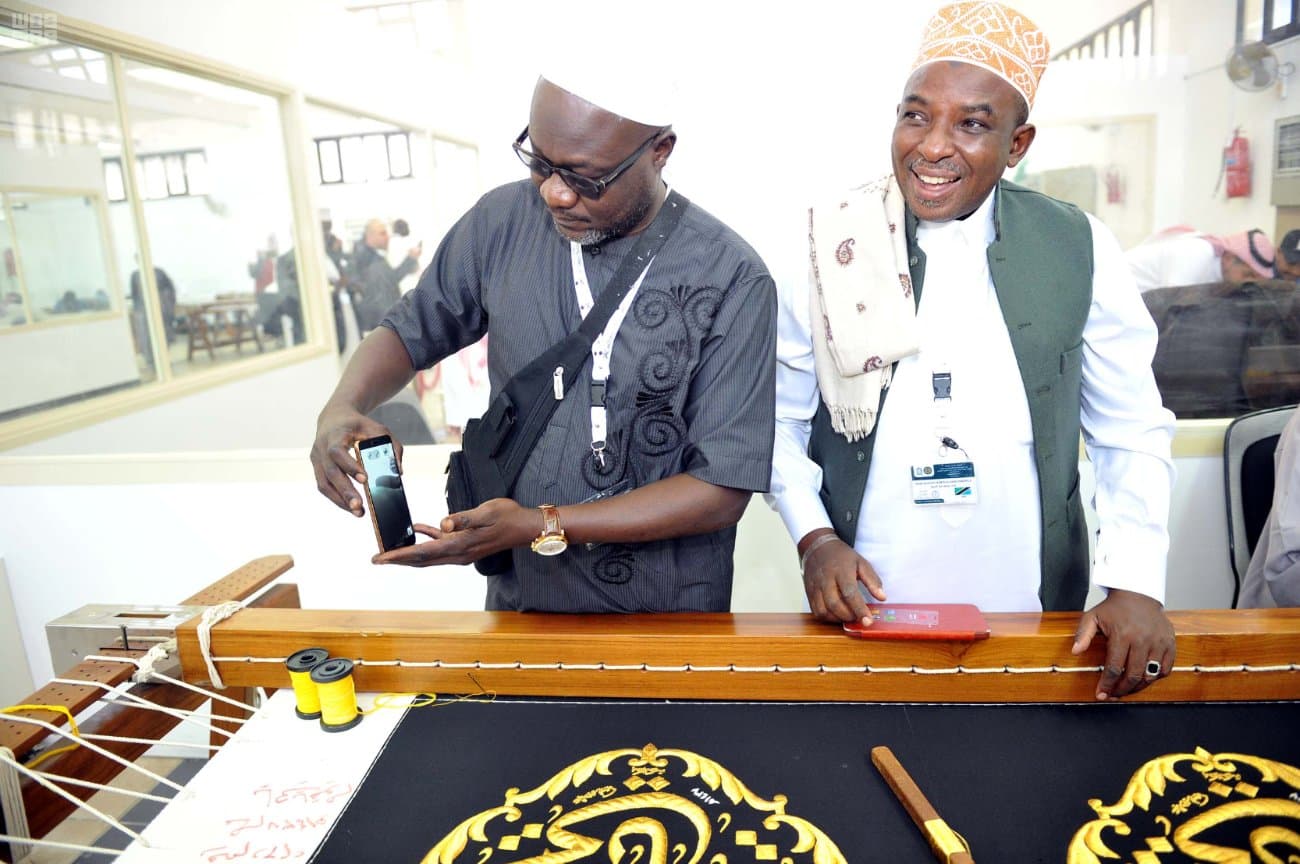 كسوة الكعبة المشرفة تتزين بالزخارف الإسلامية المطرزة بخيوط الذهب والفضة