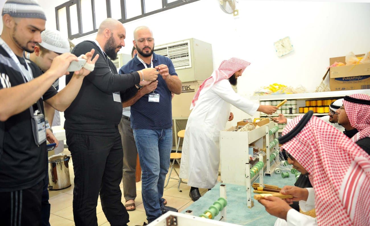 كسوة الكعبة المشرفة تتزين بالزخارف الإسلامية المطرزة بخيوط الذهب والفضة