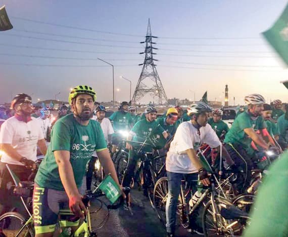 ارتدى المتسابقون في الماراثون شعارات وطنية تمثل ذكرى تأسيس المملكة.«واس»