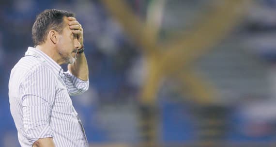 ماتوساس أقيل بعد لقاء القادسية. تصوير: عيسى الدبيسي - "الاقتصادية"