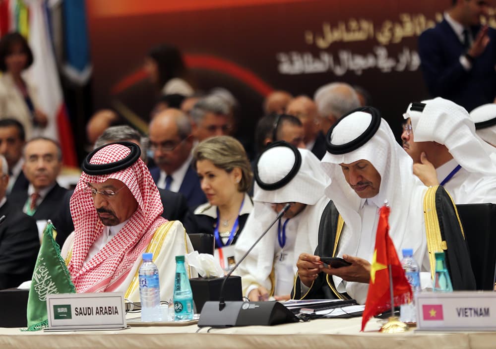 وزير الطاقة: السعودية قادرة على تحمل الاتجاه الحالي في سعر النفط