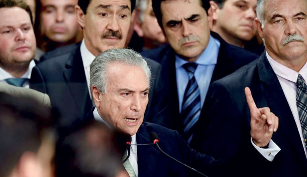 الرئيس البرازيلي محاطاً بالمساعدين