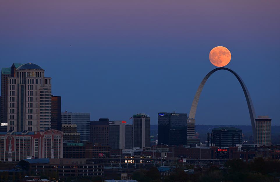 أبرز صور القمر العملاق حول العالم