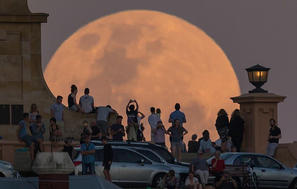 أبرز صور القمر العملاق حول العالم