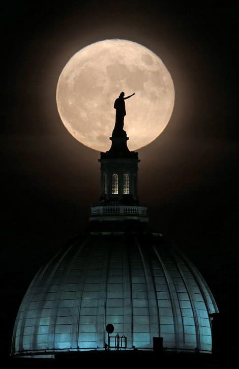 أبرز صور القمر العملاق حول العالم