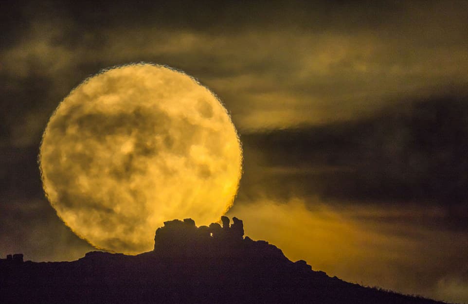 أبرز صور القمر العملاق حول العالم