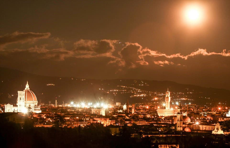 أبرز صور القمر العملاق حول العالم